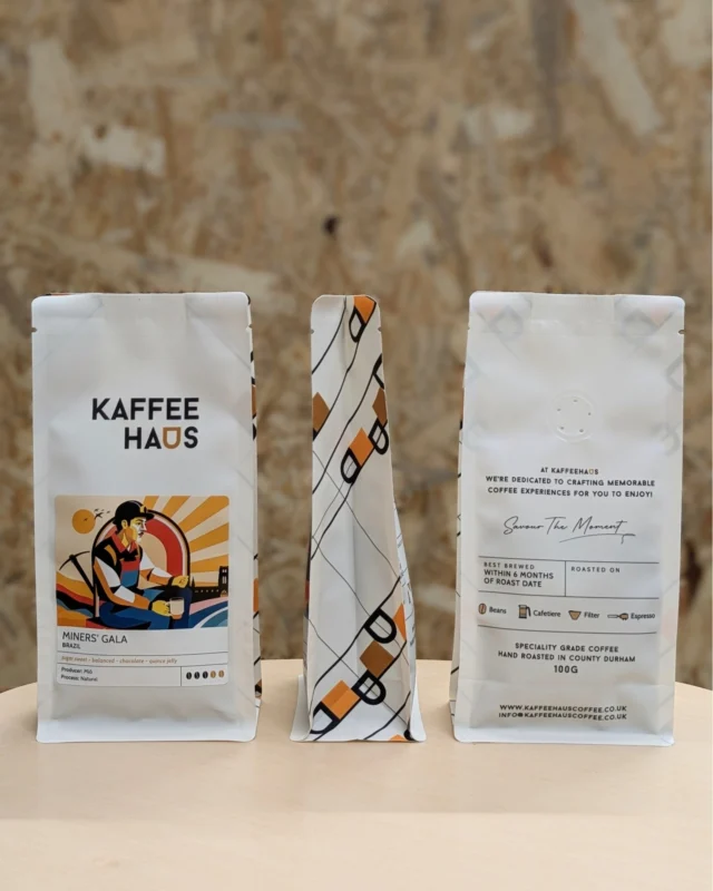 Small bag, big impression ☕
We loved working with @kaffeehauscoffeeuk on this 100g custom box bottom bag—made from PCR material and fitted with a valve and tear notch to keep things fresh.

The logo’s printed on the front of the bag, and the sticker makes it super simple to switch up coffee info as needed. Bonus points for those clean, modern side panels 🙌

Want packaging that looks this good? Slide into our DMs — we’ve got you.

#CoffeePackaging #CustomBags #KaffeehausCoffeeRoasters #BoxBottomBag #PCRPackaging #SpecialtyCoffee #SustainablePackaging #StandOutOnShelf #TheBagBroker #CoffeeRoasters